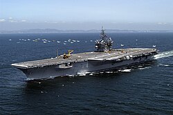 El USS Kitty Hawk navegando en el año 2005.