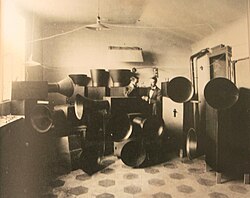 Luigi Russolo con sus Intonarumori