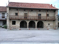 Fachada de una casona en Viérnoles