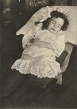 Fotografía histórica post mortem de una niña realizada en el siglo XIX.