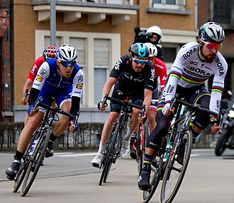 Pelotón de ciclistas compitiendo en la Kuurne-Bruselas-Kuurne