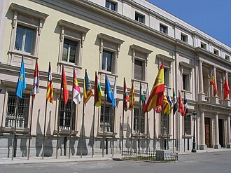 Banderas izadas en la entrada de las dependencias del Senado en Madrid.