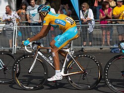 Alberto Contador con el jersey oro durante la última etapa