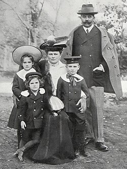 El archiduque Francisco Fernando junto a su esposa e hijos