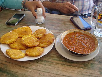 Plato con patacones acompañados de hogao