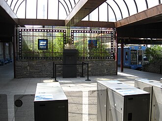 Detalle de cristalera histórica en el vestíbulo de la estación de Atxuri