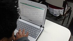 Niño chileno usando computadora dentro de su aula.