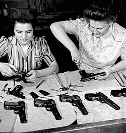 Trabajadoras realizando el montaje de una pistola semiautomática de 9 milímetros en la planta de municiones John Inglis Co. en Toronto, Canadá, en abril de 1944.