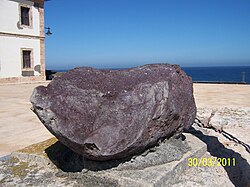 Piedra alboranita junto al faro de la isla