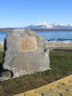 Placa recordatoria en homenaje al navegante Juan Ladrillero