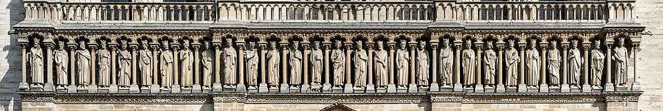 Friso escultórico en la fachada de la catedral de Notre Dame de París.