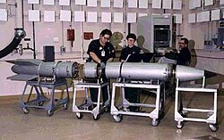 Una bomba B61 en proceso de desmontaje