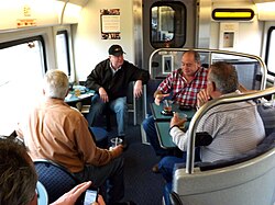 Pasajeros sentados en un coche de pasajeros de un tren Amtrak en California.