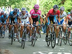 Pelotón encabezado por Philippe Gilbert y George Hincapie