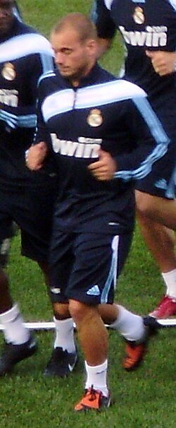 Sneijder participando en una sesión de entrenamiento con el Real Madrid