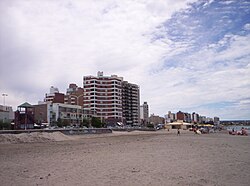 Edificios residenciales de altura frente a la playa de Puerto Madryn.