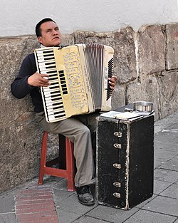 Músico ciego ejecutando el acordeón