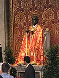 La estatua de San Pedro revestida con ricos ornamentos papales