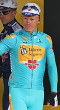 Aleksandr Vinokúrov firmando en el protocolo previo a una competición