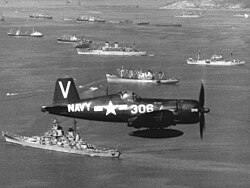 Aviones militares sobrevolando buques de la Armada de los Estados Unidos frente a Incheon.