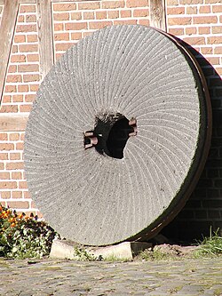 Muela superior móvil o volandera utilizada en los mecanismos tradicionales.