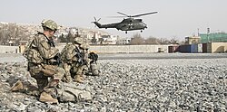Fuerzas de seguridad estadounidenses, británicas y afganas entrenando juntas en un ejercicio de fuerza de reacción aérea en Camp Qargha en Kabul, 16 de enero de 2018.