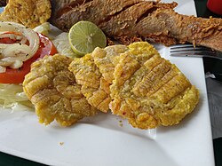 Patacones con pescado frito