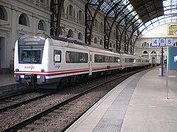 Unidad eléctrica de la serie 448 operada por Renfe en la estación