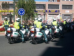 Miembros de seguridad en el paso de la Vuelta por Bilbao