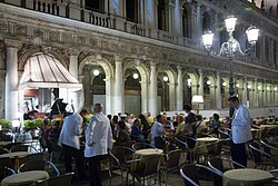 Vista exterior de una cafetería tradicional en Venecia, Italia