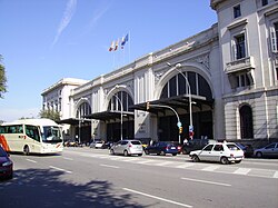 Detalle histórico del entorno urbano y ferroviario vinculado a la estación