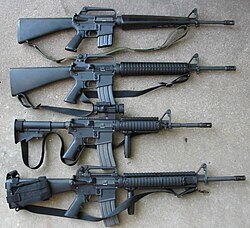 Variantes de fusiles de la serie M16 y M4 ordenados verticalmente.
