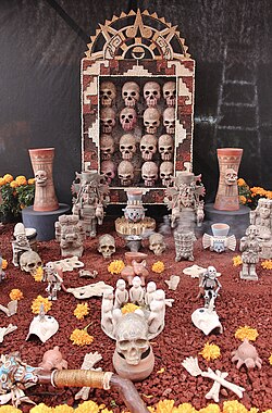 Ofrenda con alusiones prehispánicas