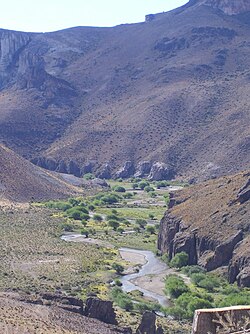 Cañadón del río Pinturas con sus característicos paredones rocosos