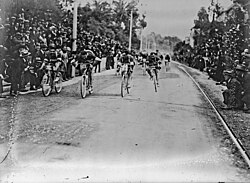 Llegada de los competidores a la meta de la Milán-San Remo 1924
