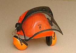 Orejeras y visor en un casco de protección