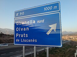Cartel indicativo de la salida 90 hacia Gironella, Olvan y Prats de Llusanés en la C-16