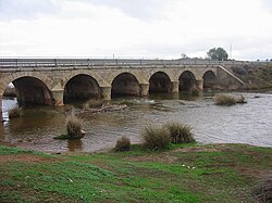 Puente sobre el río Algodor en Los Yébenes, Toledo, España.