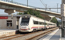 Un automotor eléctrico de la serie 449 de Renfe Operadora circulando por la estación.