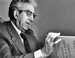 Faustino leyendo la primera parte de su Tratado Evolucionista de Biología