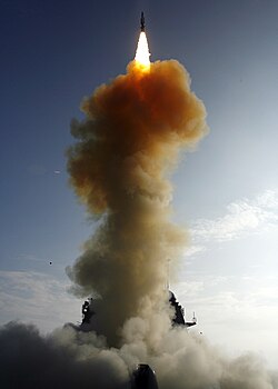Lanzamiento de un cohete representativo de las actividades de defensa y tecnología espacial.