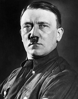 Retrato fotográfico de Adolf Hitler con camisa parda de las SA