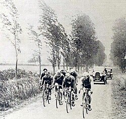 Ciclistas compitiendo en la París-Tours en 1923