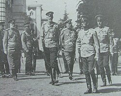 El gran duque en el centro junto al zar Nicolás II un año antes de la Primera Guerra Mundial
