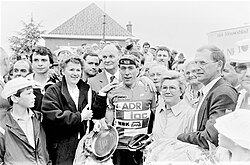 Marnix Lameire posando con su trofeo y un ramo de flores tras una victoria en Gullegem