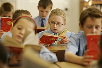 Niños leyendo en un aula