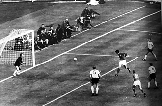 Geoff Hurst anota un gol para Inglaterra en la final de la Copa Mundial de la FIFA de 1966