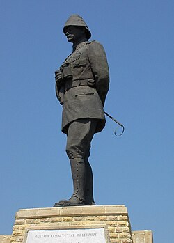 Estatua de Kemal frente a un campo de batalla en Galípoli.