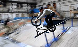 Ciclista realizando una acrobacia