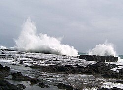 Olas rompiendo con fuerza en una zona de costa expuesta.
